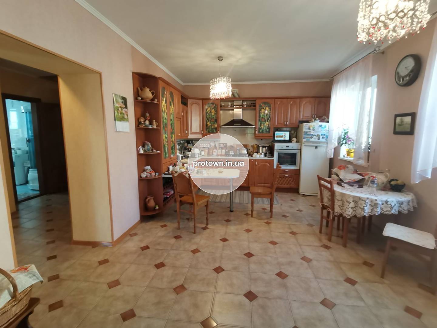 Продажа дома из красного кирпича, 17 соток. От Киева 900м